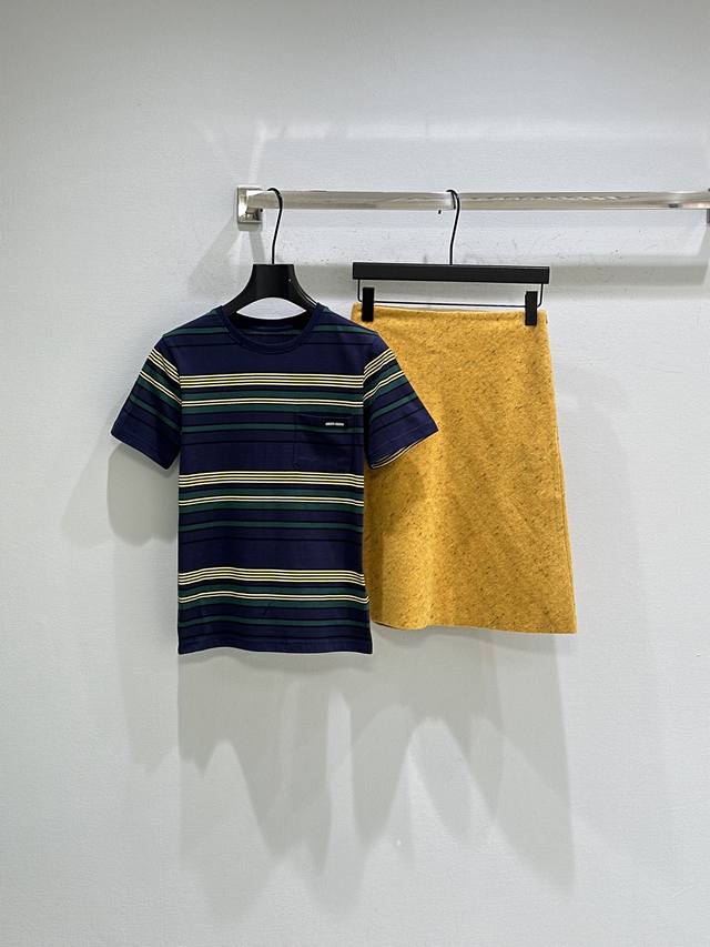 25Ss秋季新款上新！这款流畅优雅的半身裙展现了Miu 与不断演变的女性气质的对话，因其简洁线条和铅笔廓形而突出，搭配粗花呢羊毛质地和标志性的同色徽标。现货供应