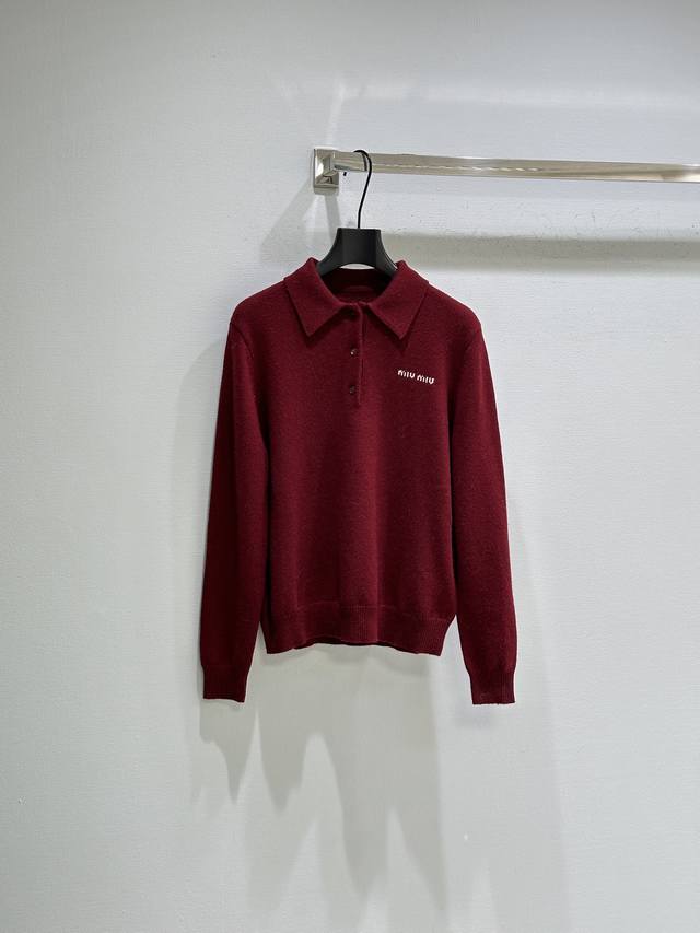 25Ss早秋新款上新！精湛工艺与创新实验相结合，造就这款羊绒毛衣的风格，得益于创新工艺实现无缝针织。宽松版型和宽领设计定义其造型，突显纱线的质感。现货供应 酒红