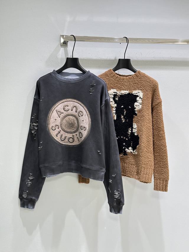 25Ss秋冬新款上新！此款卫衣采用休闲版型，衣长过臀。胸前饰有涂层徽标和做旧细节，选用中等重量抓绒棉质面料，经成衣染色。现货供应 灰色Sml