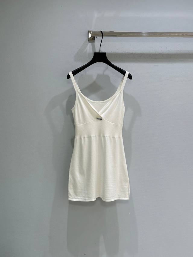 25Ss秋冬新款上新！奶白色针织材质温柔又亲肤，深V领设计小露性感，修身剪裁完美勾勒身材曲线，甜欲值拉满~现货供应 白色Sml