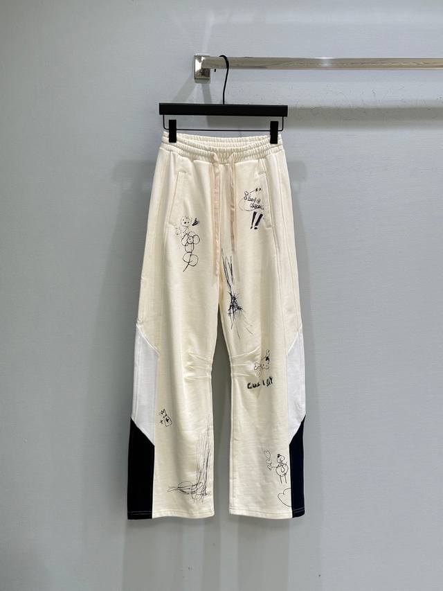 25Ss秋季新款上新！这套运动套装以简约白调为基底，大胆融入撞色块设计，街头感圆珠笔涂鸦遍布衣身。一套上身轻松成为焦点，彰显独属于你的不羁潮流态度。现货供应 米