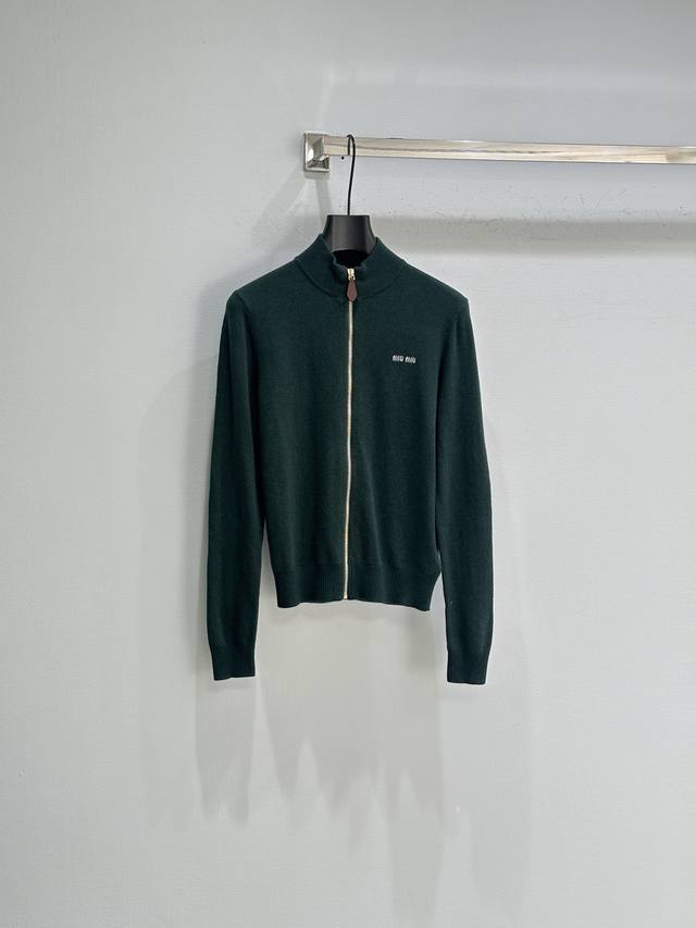 25Ss秋季新款上新！绿色羊毛针织面料 饰有品牌标识刺绣 袖子饰撞色贴布 罗纹立领领口 拉链开合。现货供应 墨绿色Sml