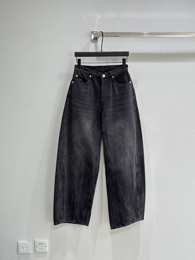 25Ss秋冬新款上新！烫钻弯刀牛仔裤，高腰阔腿设计，后袋烫钻Logo超有辨识度！裤腿纹路设计，显腿长又显瘦，弯刀版型修饰腰线，搭配短上衣或针织衫都很出彩，通勤休