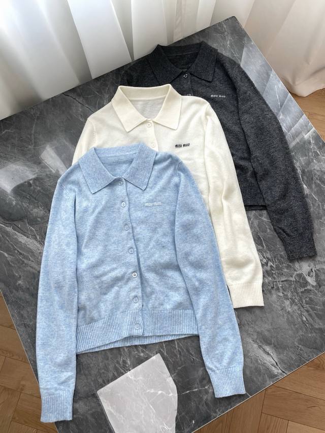 25新款 复古polo领针织开衫 学院风与轻奢感的完美融合 这款针织开衫推出浅蓝、米白、深灰三种质感色调 采用柔软亲肤的针织面料 穿着舒适且保暖 是秋冬季节打造