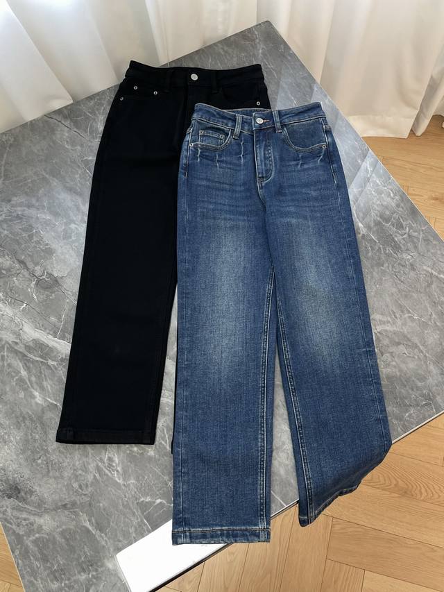 25新款 经典直筒牛仔裤 衣橱刚需的百搭王者 这两款直筒牛仔裤以极简廓形和高品质面料为核心 打造出适配全场景的衣橱常青款 是日常穿搭的“省心之选”2色4码数