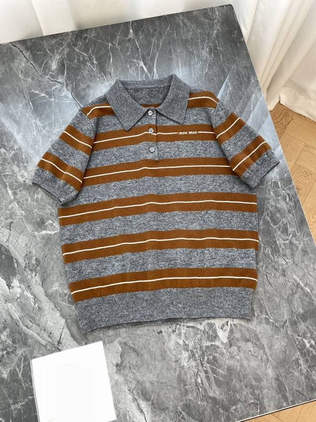 25新款 复古条纹polo领针织短袖 解锁学院风与轻奢感的融合穿搭 这款复古条纹polo领针织短袖 以灰棕撞色条纹与精致细节，打造兼具学院风与轻奢感的时尚单品1