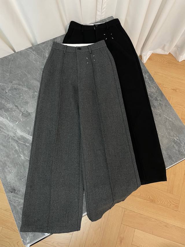 25新款 采用立体高腰剪裁 利落的直筒阔腿版型 从腰部到脚踝呈现流畅的垂坠线条 轻松修饰腿型 让整体比例更显高挑修长2色4码数