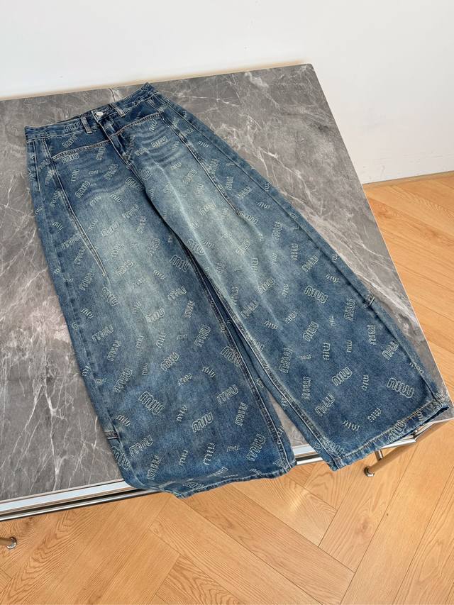 蓝色牛仔裤 自带酷飒基因 满印Miu Miu字母图案 辨识度拉满 打破纯色单调 时髦感蹭蹭Up 搭配同色系皮带 收腰显比例 勾勒利落腰线 版型适配各种身形 日常