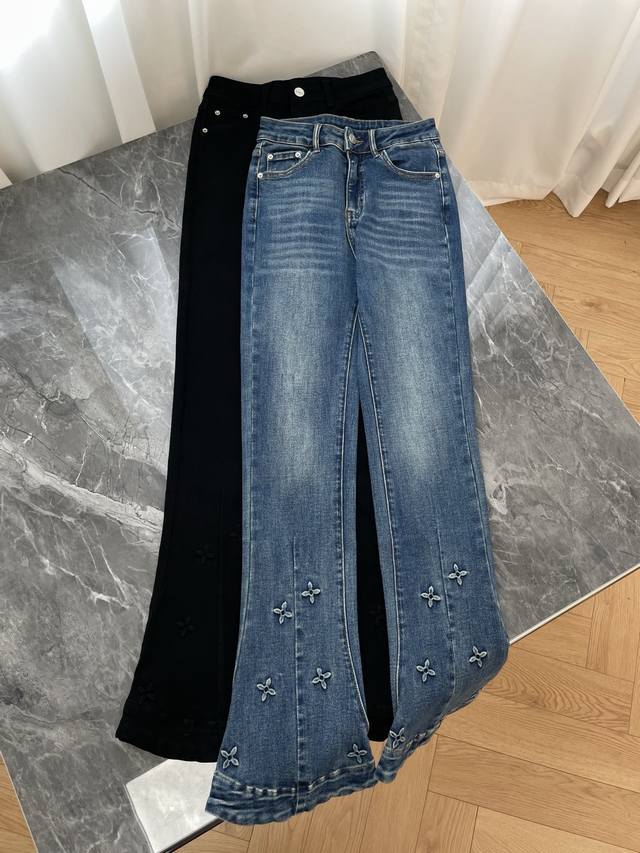 25新款采用高腰微喇版型 高腰设计可修饰腰臀比例 微喇裤型从大腿处自然散开拉长腿部线条 适配多种腿型 展现复古随性的穿搭风格2色4码数