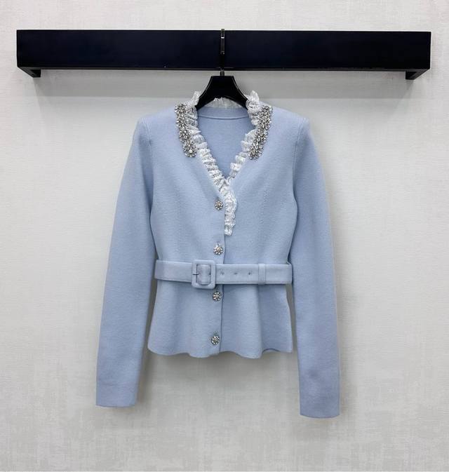 Self portrai*2025新品上架 重工钉珠花边针织开衫 定制Yb进口羊毛针织材质 毛感肌理明显 质感舒适亲肤 领口环绕钉珠点缀配合蕾丝花边设计 增添造