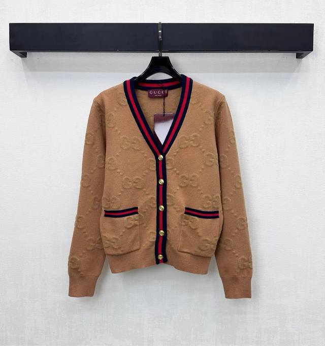 Gucc*2025新品上架 提花针织开衫 定制Yb进口羊毛针织材质 柔软舒适 成衣以撞色螺纹包边收窄处理 增添造型层次感 大身通体双G提花点缀装饰 彰显品牌调性