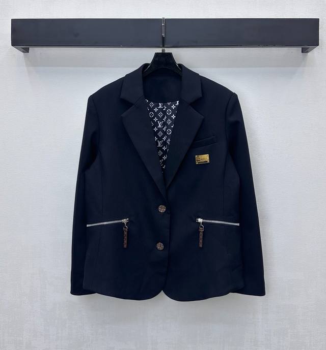 Louis Vuitto*2025新品上架 皮扣褶皱西装外套 定制Yb进口人棉材质 光泽垂顺有型 廓形版型配合枪驳翻领立体裁剪设计 对称皮带扣后腰下摆弹力褶皱处