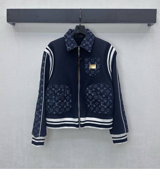 Louis Vuitto*2025新品上架 双面穿拼接牛仔提花外套 定制Yb进口斜纹棉提花牛仔材质 挺括舒适有型 沿用两面穿设计理念 大身素色拼接标志性四叶草字