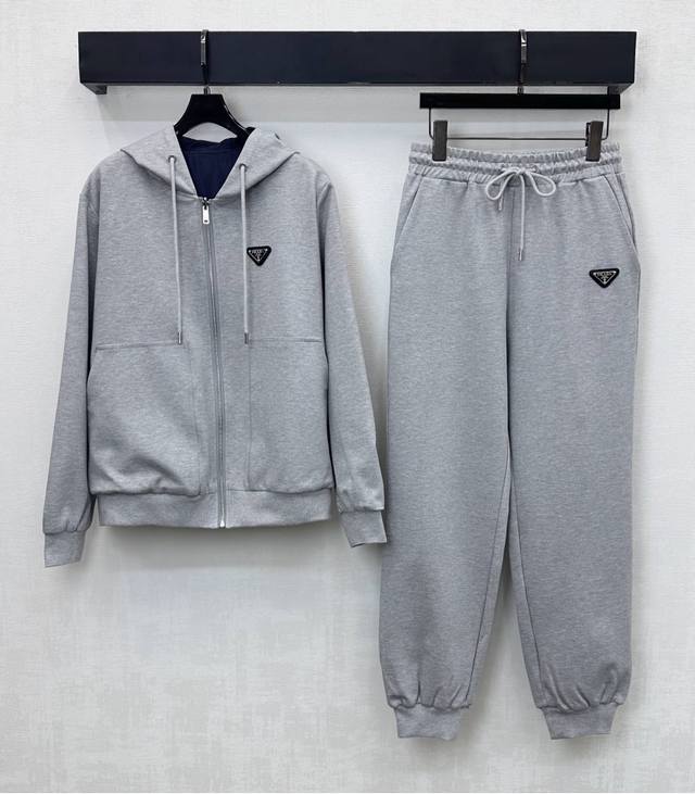prad*2025新品上架 双穿连帽外套长裤套装 定制Yb进口原生全棉尼龙材质 挺括有型 连帽抽绳拉链外套版型 一面素色点缀标志性三角徽标 一面素色尼龙点缀字母