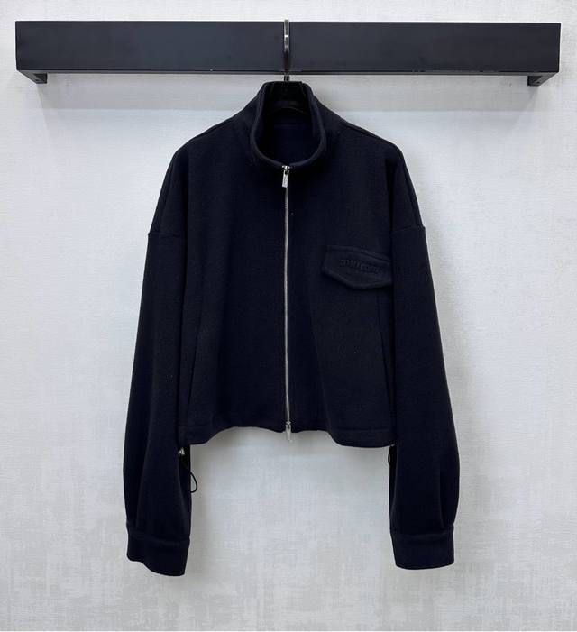 Miumi*2025新品上架 立领拉链夹克外套 定制Yb进口毛巾棉材质 毛呢质感保暖舒适 胸前单侧饰以翻盖口袋点缀标志性字母徽标装饰 彰显品牌调性 下摆抽绳松紧