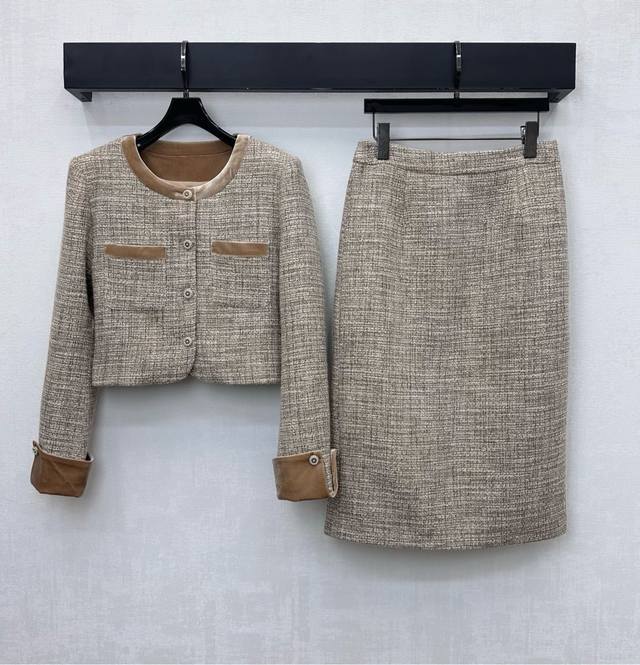 Chane*2025新品上架 圆领洋装外套半裙套装 定制Yb进口粗纺材质 肌理明显质感十足 领边与翻折袖口于口袋边缘沿用灯芯绒拼接设计 增添造型层次感 开襟重工