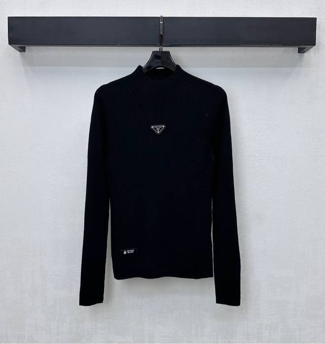 prad*2025新品上架 圆领徽标打底衫 定制Yb进口精纺羊毛材质 清晰毛感肌理 舒适亲肤 胸前居中标志性金属三角徽标装饰 彰显品牌调性 衣摆侧字母皮标点缀