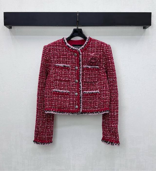 Chane*2025新品上架 胸针编织洋装外套 定制Yb进口粗纺羊毛呢材质 品相十足 领口延伸至前襟下摆袖口编织捆边设计 配合胸前本布胸针花朵点缀 增添造型层次