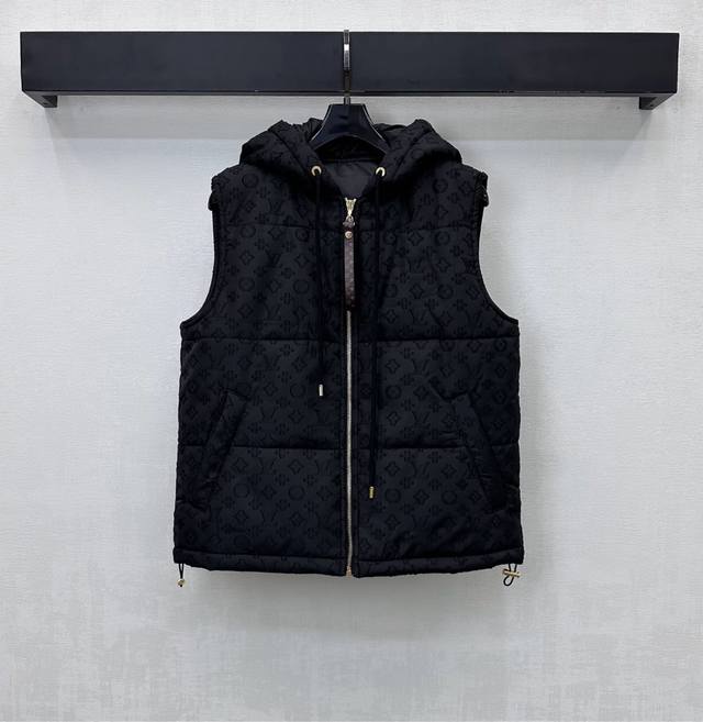 Louis Vuitto*2025新品上架 提花连帽棉服马甲 定制Yb进口提花材质 内里羽绒棉填充 轻盈保暖 通体标志性四叶草字母提花元素 彰显品牌调性 开襟皮