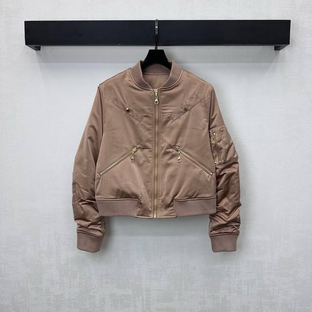 Louis Vuitto*2025新品上架 拉链棉服夹克外套 定制Yb进口缎面材质 光泽挺括有型 内里衔棉处理 整体轻盈保暖 满铺标志性四叶草字母提花内衬 彰显