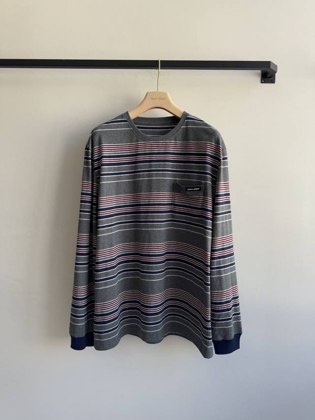 Miumi* 25Fw秋冬新款 复古撞色条纹长袖T恤丨原版开发！高版出品！采用柔软亲肤的棉感面料，秋冬穿着既有温度又不失轻盈。Oversize版型是造型的点睛之