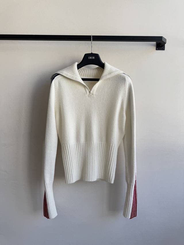 Dio* 25Fw滑雪Alps系列 幸运星拉链翻领针织开衫丨独家Yb开发！高版出品！甄选细腻羊绒混纺针织面料，奶白底色自带柔雾光泽，交织字母标识，前身撞色条纹与