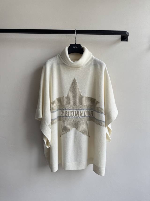 Dio* 滑雪系列金星字母高领针织斗篷经典五角星字母图案做整体造型亮点，法式优雅与高级感并存！宽松版型对身材包容性超级友好 高领斗篷式设计保暖性与时髦度完美结合