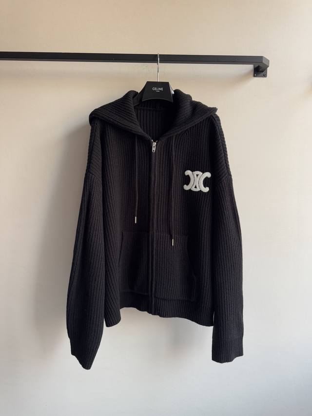 Celin* 25Ss秋冬新款 凯旋门连帽针织开衫 原版开发 高版本出品 选用罗纹羊毛 柔软又保暖，秋冬穿超合适 黑色主色凯旋门刺绣 低调又有辨识度计。连帽抽绳