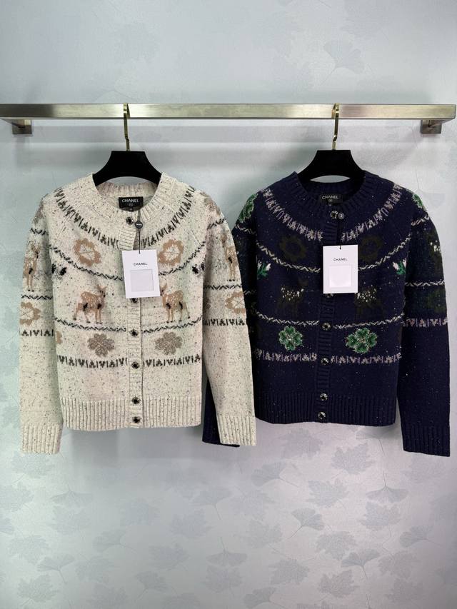 Ch*25N滑雪季麋鹿开衫，麋鹿和花卉图案超有节日氛围鑫。羊毛材质柔软轻盈，保暖又舒适，袖口拼接针织细节很加分计。纽扣低调，细节满分，收腰版型显身材，日常或滑雪