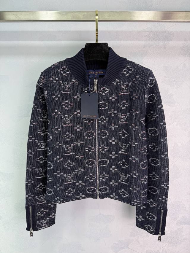 Lou*25秋冬新款老花针织机车夹克，深蓝主色经典Monogram老花，辨识度超高针织面料柔软舒适，拉链开合机车风袖口，休闲又帅气寸。秋冬穿刚刚好，保暖又时髦，