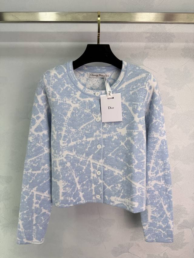 Dio*25秋冬新款花纹针织开衫，羊毛面料柔软舒适，浅蓝色白色枝状花纹，优雅又有艺术感