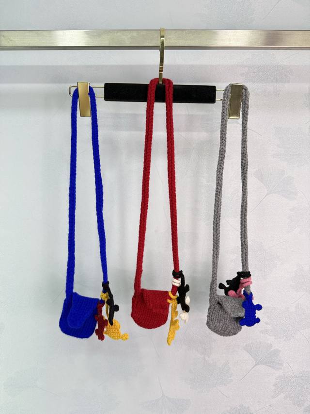 手工编织卡通斜挎包，采用彩色毛线材质，包身和挂件都是卡通动物造型，童趣满满超可爱包体小巧，肩带结实耐用，日常搭配或主题活动都很出彩。