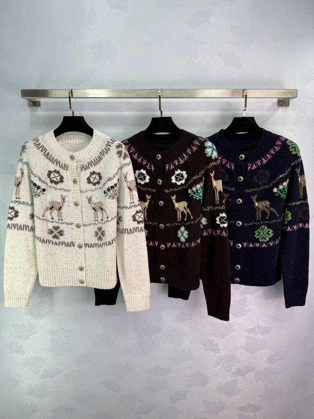 Ch*25秋冬新款针织开衫，羊毛混纺材质，柔软又保暖，秋冬穿超合适日常通勤、聚会、节日场合都能轻松驾驭，实用又有设计感，是秋冬衣橱必备单品哦~3色3码Sml