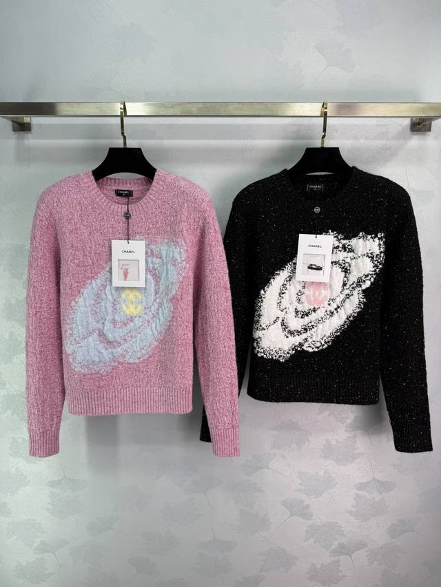 Ch*25秋冬新款圆领毛衣，以星球图案为亮点，柔软混纺材质，穿着舒适又保暖。正面星球图案搭配彩色渐变和亮片，超有未来感和趣味性 圆领设计简约百搭，搭配牛仔裤或裙