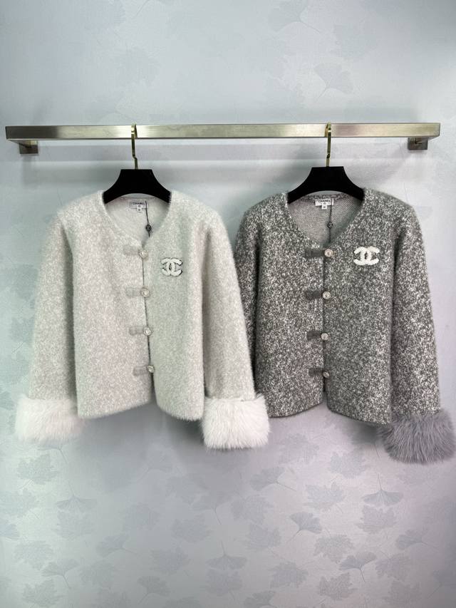 Ch*25秋冬新款毛绒短外套 仿毛绒材质柔软 袖口拼接毛绒 保暖又有设计感 正面珍珠纽扣双C标志 优雅精致 秋冬日常或轻奢场合都能轻松驾驭 时尚感满满！2色3码