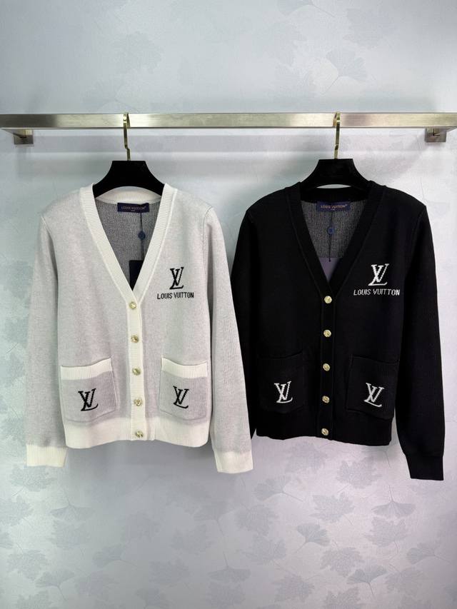 Lou*25秋冬新款经典针织开衫，V领设计金属纽扣，简约又高级日常通勤、休闲都能轻松驾驭，搭配衬衫或连衣裙都很出彩，优雅实用兼具，是衣橱必备单品！2色3码Sml