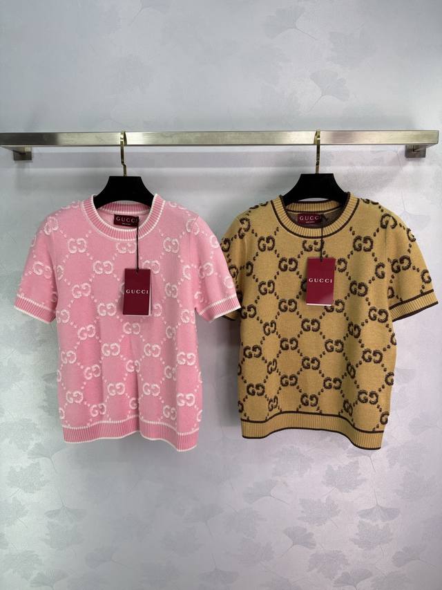Gu*25秋冬新款提花针织短袖，经典双G老花图案，羊毛材质柔软舒适，秋冬穿超合适 百搭又高级 细节满分 短袖设计 通勤休闲都能穿 搭牛仔裤或半裙都很出彩 轻松G