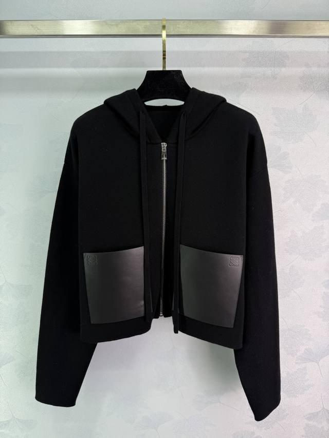 Loew*2025秋冬新款连帽拉链针织长袖开衫！定制羊毛混纺纱线材质织造 超细纤维上身柔软不扎身 通体纯色拼接双口袋pu皮设计 简约又高级 宽松版型包容性强！2