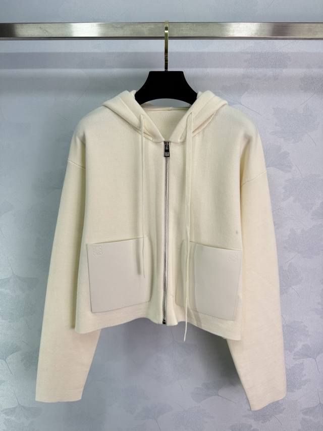 Loew*2025秋冬新款连帽拉链针织长袖开衫！定制羊毛混纺纱线材质织造 超细纤维上身柔软不扎身 通体纯色拼接双口袋pu皮设计 简约又高级 宽松版型包容性强！1