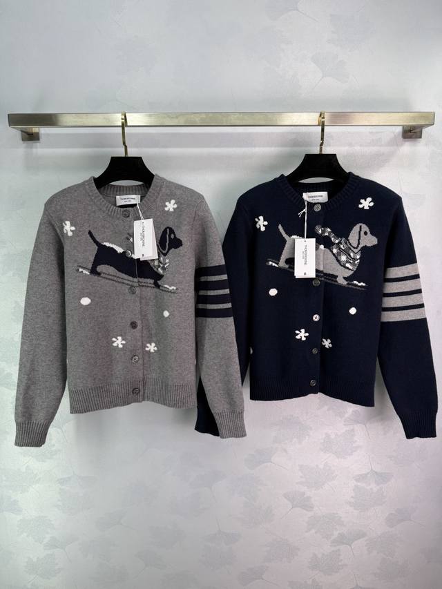 Tb*25秋冬新款腊肠狗针织开衫 美式复古风 腊肠狗星星图案，童趣满满计。高品质针织面料，柔软舒适，春秋穿刚刚好。宽松版型纽扣设计，穿脱方便，袖口条纹细节感十足