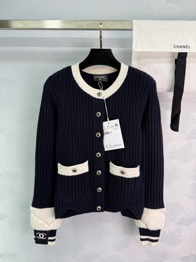 Ch*25N滑雪系列黑白撞色针织开衫 定制Yb羊毛纱线 质感光泽柔软亲肤 圆领设计 华夫纹颗粒感 通体领边袖口黑白撞色 多口袋设计配双C字母装饰 时尚减龄！2色