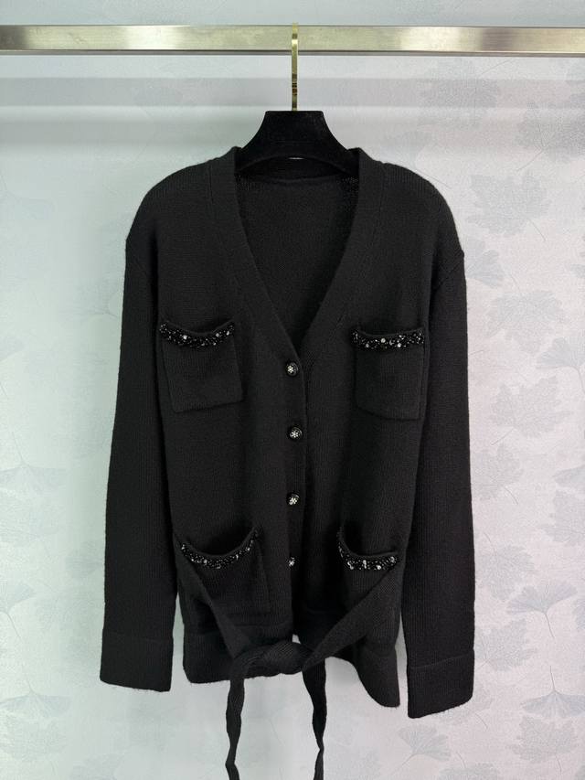Chane*黑色针织开衫，经典黑色亮片点缀，优雅又奢华。柔软针织面料，春秋穿超舒服，保暖又透气。正面纽扣开合，腰带可调节，轻松打造不同廓形。日常通勤或轻正式场合