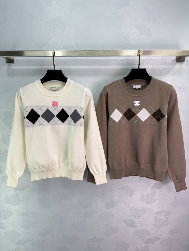 Chane*这款菱格纹针织毛衣，柔软材质超舒服，胸前菱格品牌字母，复古又俏皮。版型单穿Or内搭都Ok，春秋季节必备2色3码Sml 。