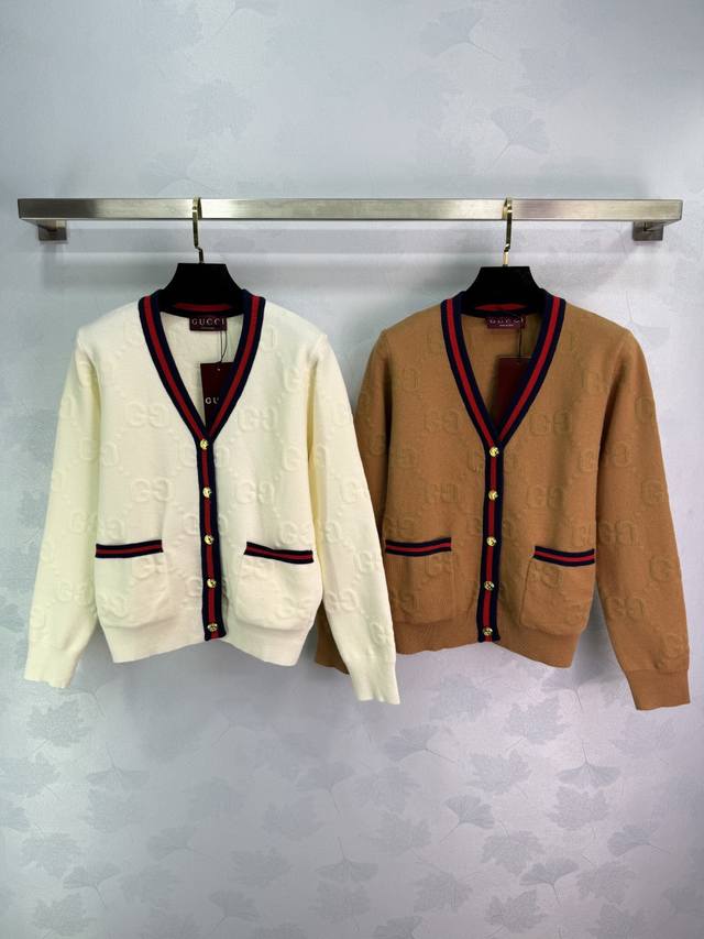 Gucc*这款Gg提花针织开衫，米白色衣身搭配深红黑撞色饰边，辨识度超高2色3码Sml 。