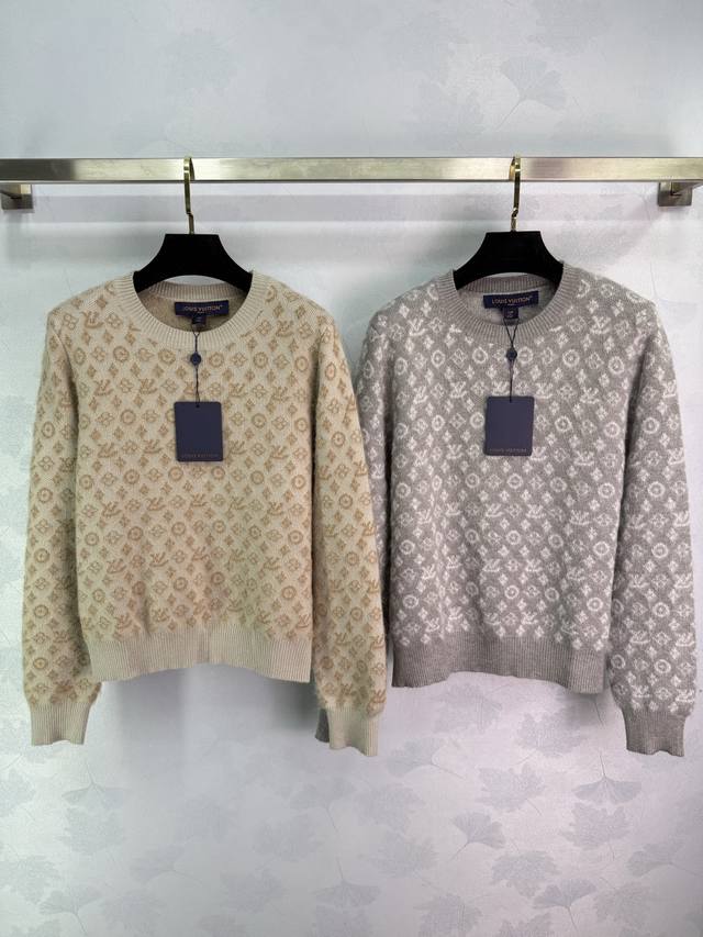 Lou*2025早秋新款圆领提花针织上衣 定制Yb羊毛纱线织造 质感细腻 穿搭舒适 圆领针织长袖剪裁 通体四叶草徽标字母提花分布 配合包边以同色系勾勒形成碰撞