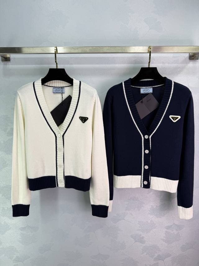 prad*2025早秋新款撞色针织开衫 定制Yb棉纱线织造 质感高级 弹力舒适 V领长袖开衫剪裁 通体细腻针织纹理 开襟条纹包边 袖口与下摆以撞色丰富细节层次