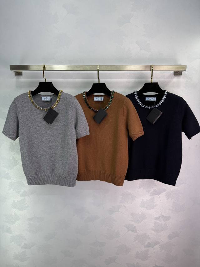 pr*26早秋新款短袖针织衫 领口精致手工钉珠装饰 高级感十足 面料柔软舒适 适合日常穿搭！3色3码Sml