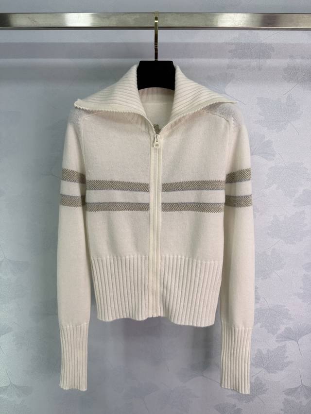 Dio*25Fw滑雪系列针织开衫 奶白色底色配金色五角星刺绣 后背立体五角星图案 金色条纹点缀 拉链翻领设计 可自由切换立领和翻折造型 修身短款版型 秋冬日常必