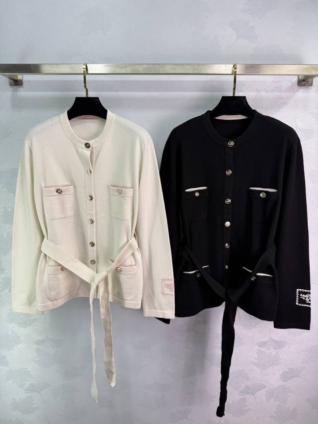 Chane*这款主打简约风，黑白两色可选，面料柔软舒适，秋冬穿超合适细节满分计。口袋兼具实用与工装感，腰带可调节，轻松打造不同造型。常规单排扣，尺码S-M-L，