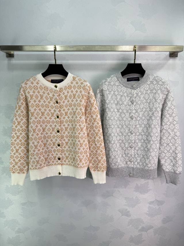 Lou这款老花针织开衫，经典Monogram图案米色浅棕配色，低调又奢华2色3码Sml 。